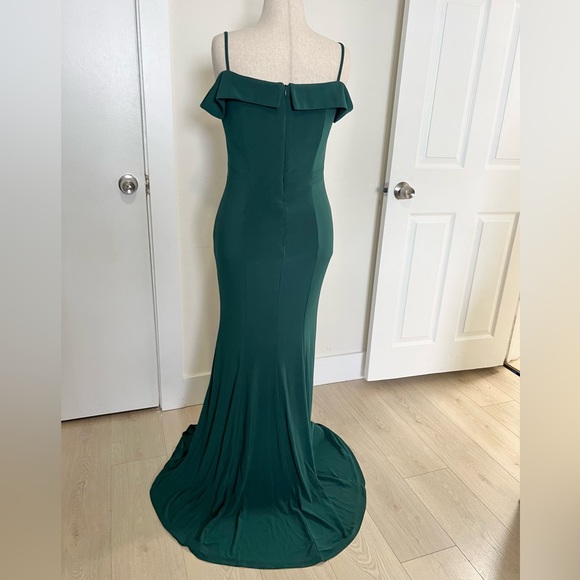 Avery Off the Shoulder Green Gown Woman’s Size 10 - Picture 2 of 10